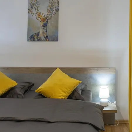 Luxury 2 Bedroom *